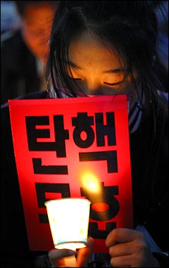  이날 촛불시위위는 탄핵무효, 민주수호 카드는 학생들의 손에서 시민들의 손으로 옮겨가기 시작했다.